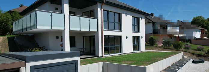 Hochwertiges Massivbau Einfamilienhaus / Zweiparteienhaus – Haus Außenansicht vorne