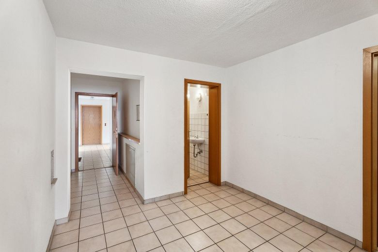 RENDITE > 7% mgl. o. Eigennutzung und Kapitalanlage kombiniert-MFH mit Ausbaupotenzial rd.350 m2 – Wohnung 1. OG 5 ZImmer