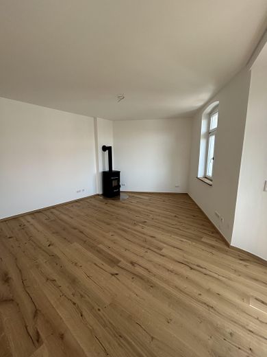 Kernsanierte 4-Zi-Altbauwohnung mit Balkon im Herzen Bambergs – Wohn-/Esszimmer mit Ofen