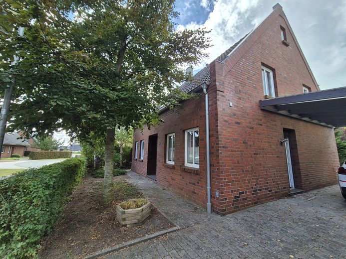 Schickes Einfamilienhaus in Jemgum, nähe Leer **Provisionsfrei** – Haus seitlich mit Carport