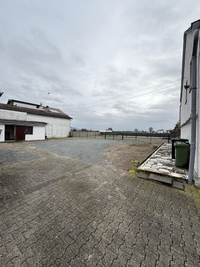 1–2 Familienhaus mit ca.300 m² Wfl.auf großzügigem 1.050-m²-Grundstück–ideal für Wohnen und Arbeiten – Freifläche 