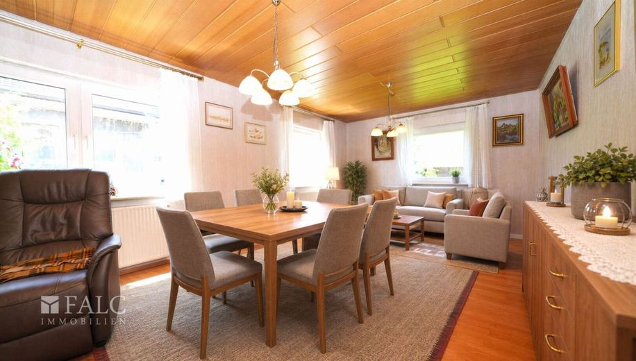 Alles was das Eigentum begehrt! Idyllisches Einfamilienhaus mit viel Potenzial - FALC Immobilien – Wohn- und Esszimmer EG (Vis.)