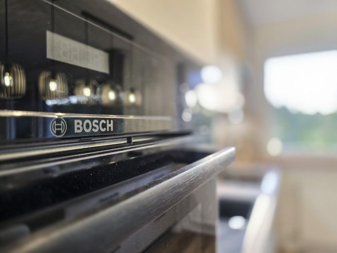 TOP RENOVIERTE UND KOMPLETT EINGERICHTETE 2,5-ZIMMER WOHNUNG IN SCHWABING WEST - PROVISIONSFREI – Bosch Markenqualität Küche