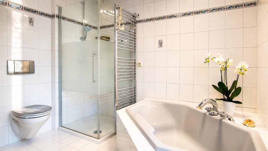 Badezimmer m. Eckbadewanne