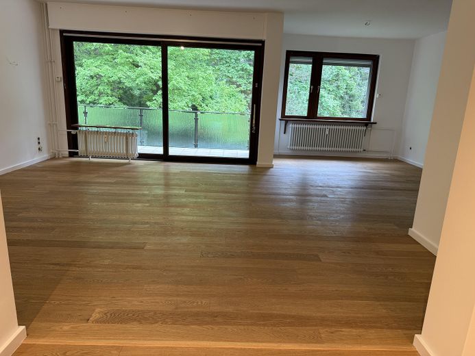 Grunewald 4 odalı daire, ayrıca bahçe, havuz ve garajlı suterre katı – Zimmer 1 (Wohnzimmer)