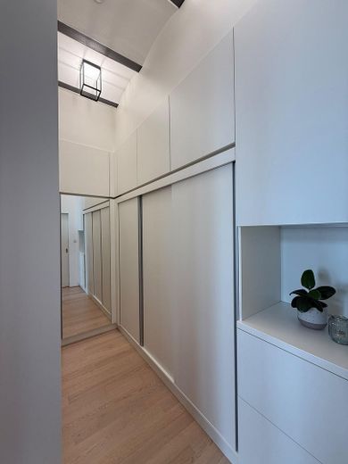 Exklusive Maisonette-Loft mit charmanter Innenhofterrasse an der Kupferbergterrasse – Begehbarer Kleiderschrank