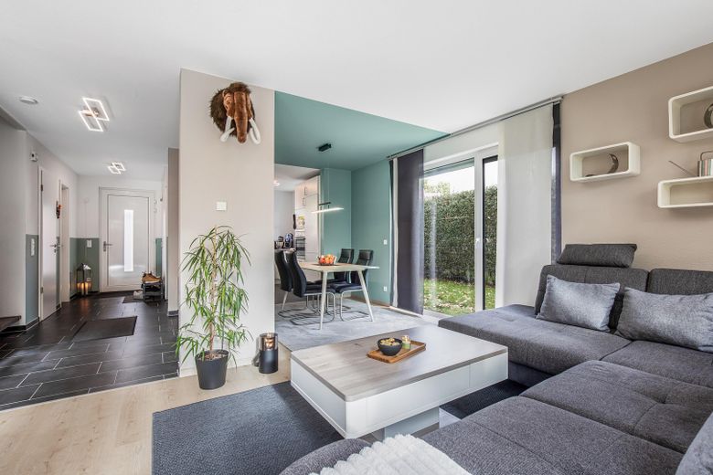 Gepflegte Doppelhaushälfte mit Südgarten, überdachter Terrasse & Doppel-Carport – provisionsfrei – Wohn- und Esszimmer