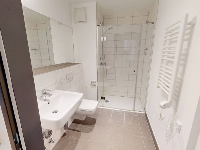 URBAN BASE: Vollmöbliertes 2-Zimmer-Apartment mit EBK, BALKON, ALL-IN-MIETE, UVM. im Wiesbadener Stadtzentrum – Duschbad