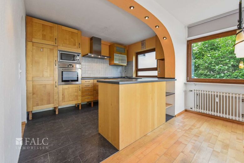 Wohnen am Waldrand: 4-Zimmerwohnung mit zwei Loggien und Garage – Offene Küche