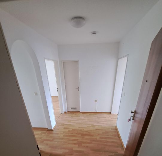 Sehr gut geschnittene, helle 2-Zimmer-Wohnung mit Balkon und Tiefgaragenstellplatz zu verkaufen – Blick in die Diele