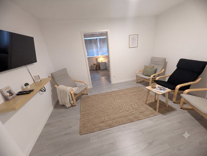 First occupancy after complete renovation: Modern shared apartment rooms (all-inclusive 550€) – individually or as a group of 4 – Aufenthalt(Einrichtungsbsp.KI)