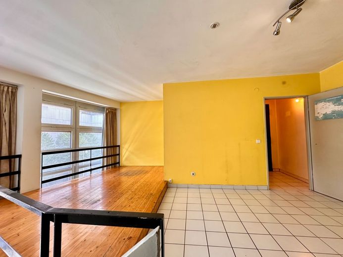 Galeriewohnung mit großer Fensterfront – Wohn- und Essbereich