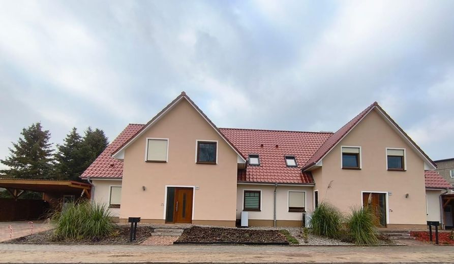 Neubau Erstbezug -  energieeffiziente Mittelwohnung im Reihenhaus für Familien zu vermieten – Frontansicht (Baugleich)