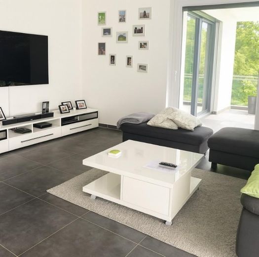 Wohnen & Arbeiten auf höchstem Niveau-voll ausgestattete Werkstatt, Pool & minimale Betriebskosten – Wohnzimmer