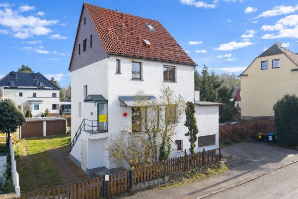 Seltene Gelegenheit in Dölau - Eigentumswohnung im Zweifamilienhaus mit eigenem Garten, Pool und Garagen