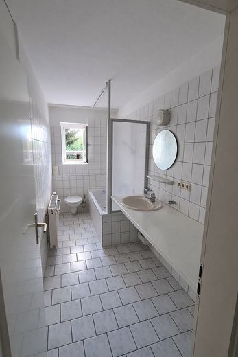 Bad mit Wanne und Duschtrennw.