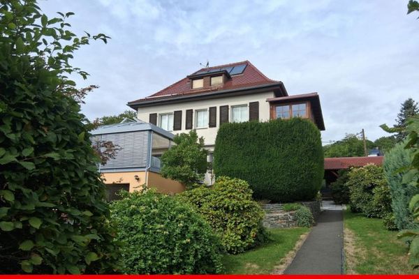 Ampia casa immersa nel verde