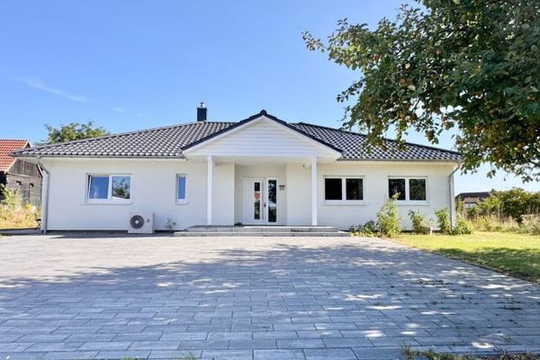 Rent now possible! L-shaped bungalow 5 km to Neubrandenburg, built in 2022, double garage, fitted kitchen, carport