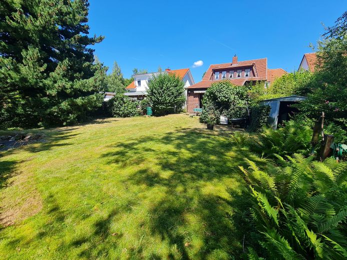 Provisionsfrei! Charmantes Einfamilienhaus in ruhiger Sackgasse im Herzen von Lilienthal – Haus vom Garten aus