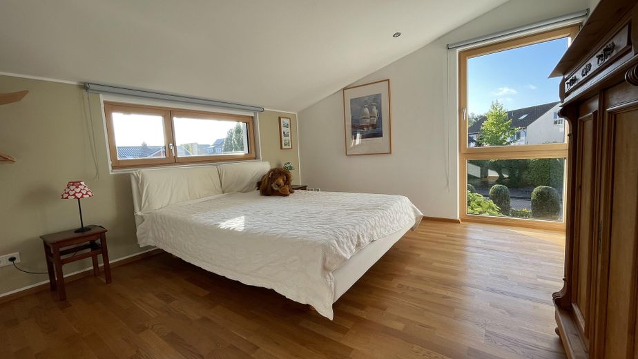 Maison d’architecte baignée de lumière dans un emplacement privilégié – Habiter avec une vue dégagée sur la verdure – Zimmer OG