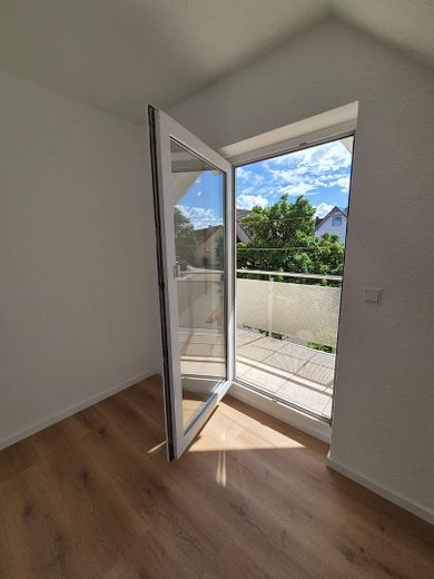 Frisch renovierte 5-Zi.-DG-Wohnung | Balkon | EBK | 85 m² | Schwäbische Alb | provisionsfrei – Schlafzimmer
