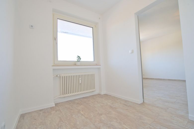 Lichtdoorstroomd appartement met keuken en balkon – Foto 7