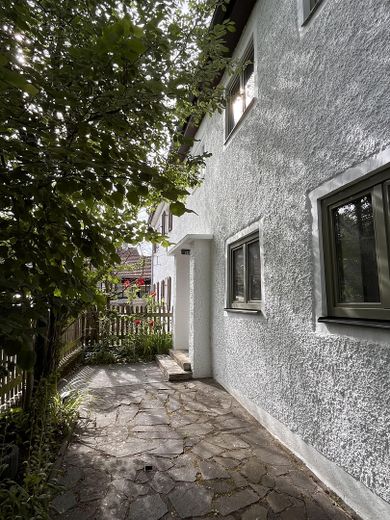 Gemütliche möblierte Wohnung mit Blick ins Grüne – Eingangstüre
