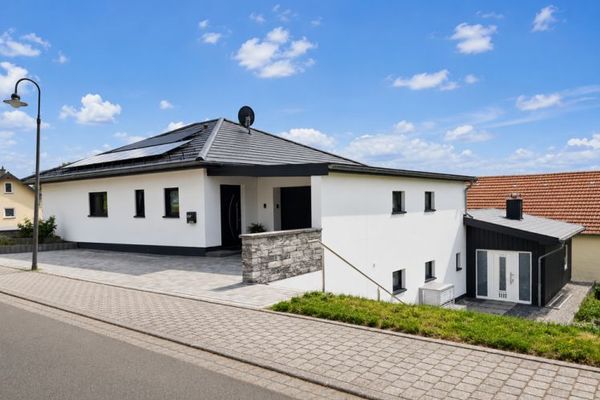Modernes Ein- oder Zweifamilienhaus mit zwei Garagen, Photovoltaik und KfW-55-Standard in Neidenbach