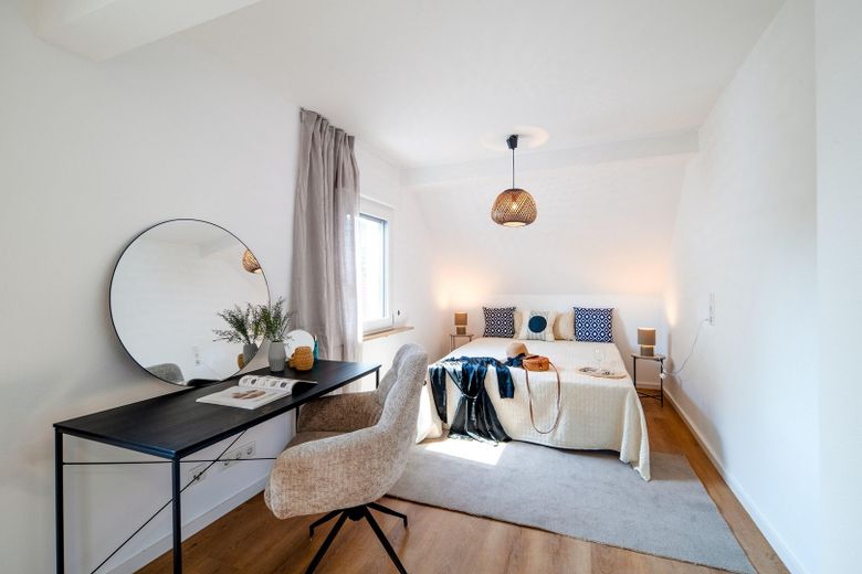 Casa unifamiliar sin comisión con jardín: renovada y lista para entrar a vivir – Jugendzimmer mit Balkon