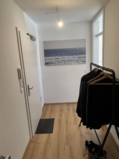 Luminoso appartamento moderno di 2,5 locali con balcone e finiture di pregio – Flur