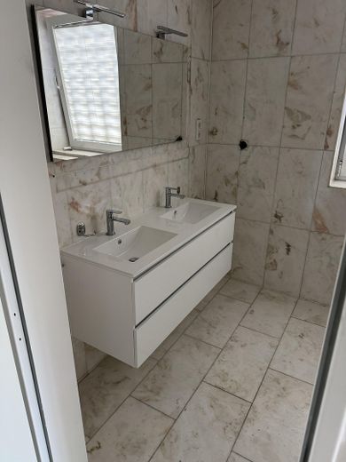 Erstbezug nach Sanierung: 2-Zimmer-Wohnung mit großem Balkon & Gartenblick in Duisburg-Rahm! – Doppelwaschbecken