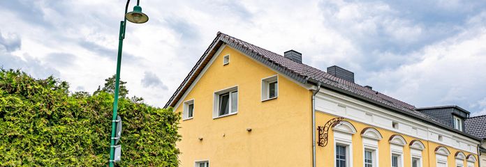 schöne kernsanierte Gründerhausvilla mit 3 WE sofort nutzbar inkl. Pferdestall und Ferienwohnung – Straßenansicht mit Giebel
