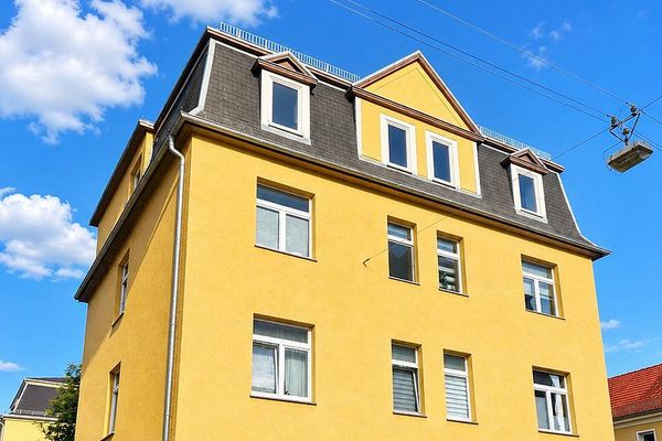 Fully air-conditioned bright 3-room apartment near the train station/old town, daylight bathroom