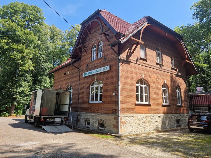Restaurantimobilie mit viel Potential – Seitenansicht zum Carport