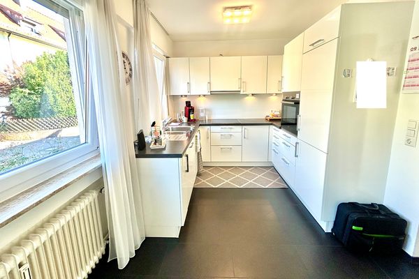 Splendido appartamento di 3,5 locali con cucina componibile moderna, garage singolo e balcone XXL