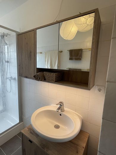 4er-Mädels-WG: Helles 14 m² Zimmer vollmöbliert – Zellerau an den Mainwiesen – Bad