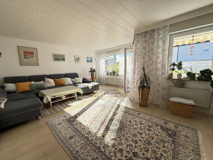 ***Curata casa bifamiliare ai margini del centro abitato di Illerberg*** – Wohnzimmer