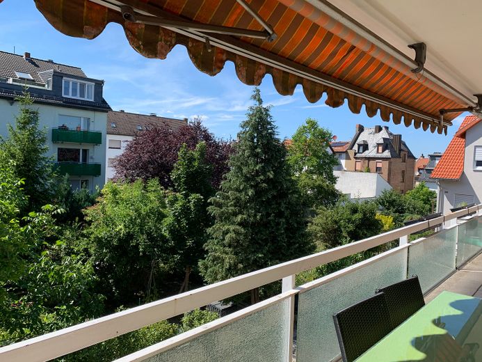 Schöne Lichtdurchflutete 4 Zimmer Wohnung – Balkon