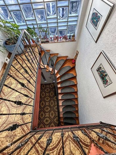 Lukratives Dreiergespann - Gewerbefläche mit Zahnarztpraxis und Wohnung – Treppe Eingangsbereich