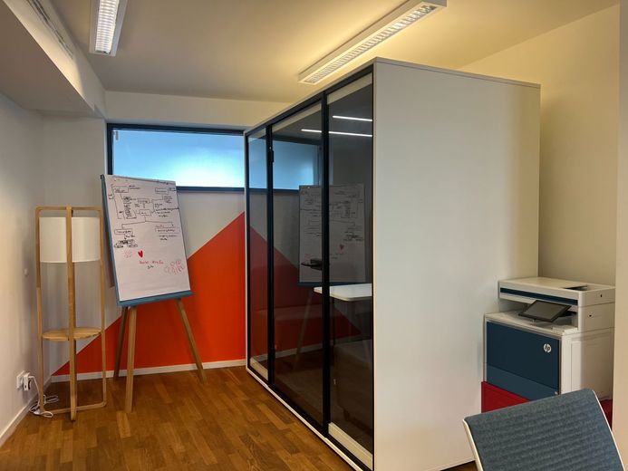 Helle, moderne Büroflächen in Berlin-Weißensee - vom Einzeltisch bis zur eigenen Etage – Büroraum 28 m² mit Telefonbox