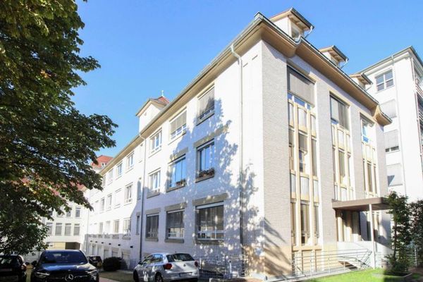 شقة تمليك من غرفتين متاحة للسكن في موقع مركزي بجنوب شتوتغارت، مع موقف سيارات في المرآب تحت الأرض!