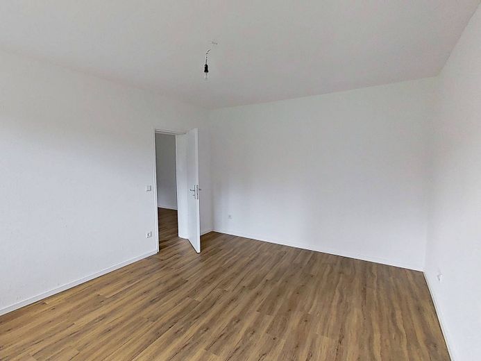 Cocina equipada y baño con bañera: moderno apartamento de 3 habitaciones en el sur de Flensburg – Ansicht II: Schlafzimmer I