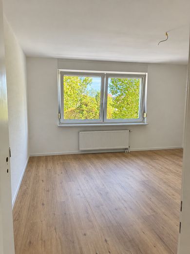 Première occupation après rénovation complète : 2 pièces avec balcon, cuisine équipée et domotique – Zimmer 1 Eingangsansicht