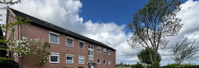 Ampio appartamento di 5 locali con balcone e posto auto nella città di Brunsbüttel presso la chiusa
