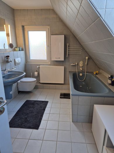 Großes Einfamilienhaus mit Einliegerwohnung in Groß-Buchholz, sehr ruhige Lage – Bad