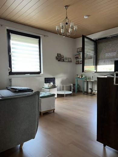 4 Zi. Whg.im 3 Fam.Haus mit Gartennutzung zur Miete im 1.OG in Giengen a.d.Brenz – Wohnzimmer