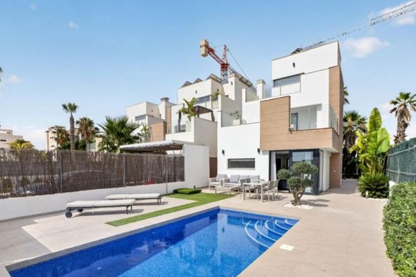 Moderne freistehende Villa mit 3 Schlafzimmern, 2 Bädern, Gäste-WC und privatem Pool in El Raso