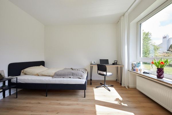 Vollvermietete 4-Zimmer-WG-Wohnung in Obermenzing, saniert und möbliert