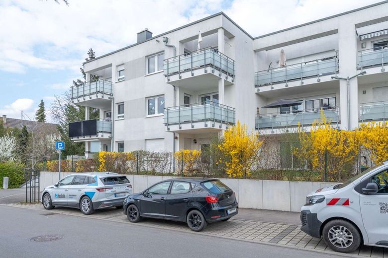 Kapitalanlage! Komfortable 2,5-Zimmer-Wohnung mit Balkon und TG-Stellplatz – Ansicht Gebäude