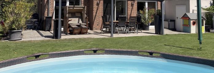 Modernes Massivhaus in ruhiger Neubausiedlung: Südausrichtung, Terrassendach, Sauna & 9m-Garage – Blick aus dem Garten 